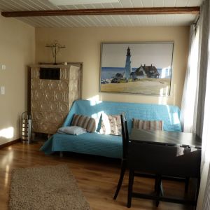 am Kachelofen im Wohnzimmer ist es gemütlich, wenn draußen der Wind pfeift. - Bild 4: Böhrs Hoff Fehmarn Ferienwohnung im Landhausstil ideal für Hundebesitzer