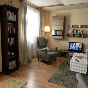 Das Bücherregal enthält immer neue Krimis und Romane aus der Bestsellerliste - Bild 3: Böhrs Hoff Fehmarn Ferienwohnung im Landhausstil ideal für Hundebesitzer