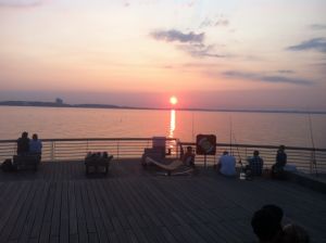 Jeden Abend ein Spektakel - der Sonnenuntergang mit fantastischer Sicht von der Landungsbrücke. Ein Tip, genießen Sie den Abend auf der Landungsbrücke mit einem Picknick Korb und einem guten Wein. - Bild 24: Fewo bis 4 Personen - mit kostenlosem Schwimmbad in Timmendorfer Strand