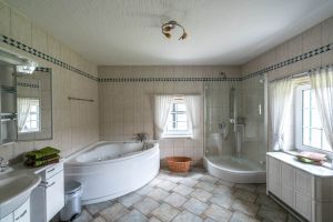 Bad Stift Ennenbach mit Dusche und Badewanne mit Whirlpoolfunktion - Bild 3: Stift Ennenbach - idyllisch gelegenes Ferienhaus