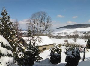 im Hintergrund der Schießberg mit Skilift - Bild 12: Ferienhaus Familie Ziller Crottendorf Erzgebirge