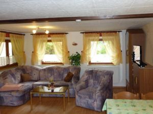 Wohnzimmer mit gemütlicher Sitzecke, Schrankwand mit HiFi Radio und Flachbildfernseher HDTV - Bild 3: Ferienhaus Familie Ziller Crottendorf Erzgebirge