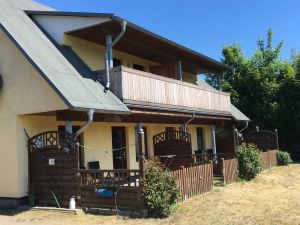 Dachgeschosswohnung mit einer tollen Aussicht, Über eine hundefreundliche Außentreppe zu erreichen - Bild 4: Ostseeurlaub Piratennest Darß - Hundeparadies - Wassergrundstück