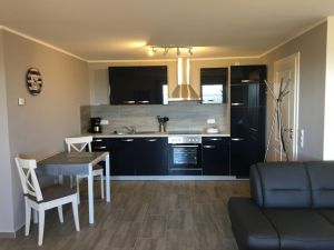 Küchenbereich mit GS, E-Herd mit Ceranfeld, Backofen, Kühlschrank, Gefrierfach, Kaffemaschine, Toaster, Geschirr, Töpfe, Esstisch..., - Bild 6: Ostseeurlaub Piratennest Darß - Hundeparadies - Wassergrundstück