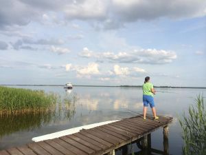 Angeln auf dem Wassergrundstück vom Bootssteg. - Bild 14: Ostseeurlaub Piratennest Darß - Hundeparadies - Wassergrundstück