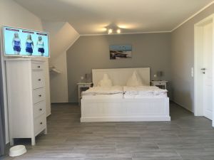 Schlafbereich für 2 Personen.
Auch vom Bett aus können Sie den Flachbildschirm gut sehen. - Bild 8: Ostseeurlaub Piratennest Darß - Hundeparadies - Wassergrundstück