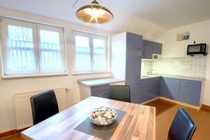 Der Blick zur Küche. - Bild 4: A49 Rügen, modern-gemütliche Fewo mit dem Strand fast vor der Haustür