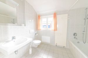 mit Fenster / Insektenschutzgitter und Handtuchtrocknerheizkörper. - Bild 6: A49 Rügen, modern-gemütliche Fewo mit dem Strand fast vor der Haustür