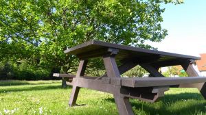 ist großzügig gestaltet und bietet neben Sport und Spiel auch Sitzmöglichkeiten. - Bild 7: A49 Rügen, modern-gemütliche Fewo mit dem Strand fast vor der Haustür