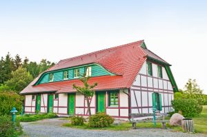 Unsere Ostseeschwalbe liegt in diesem schönen Fachwerkhaus direkt am Küstenschutzwald, nur 300 m vom feinen und kilometerlangen Sandstrand entfernt. - Bild 9: A49 Rügen, modern-gemütliche Fewo mit dem Strand fast vor der Haustür