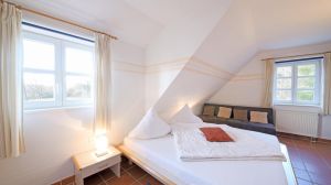 Zum Schlafen ein Doppelbett mit 2 Matratzne á 90x200 cm.
Für den dritten Gast steht eine Schlafcouch mit Federkernausstattung bereit. - Bild 5: A49 Rügen, modern-gemütliche Fewo mit dem Strand fast vor der Haustür