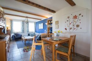 Durch die Eingangsveranda gelangen Sie in die liebevoll eingerichtete Wohnstube - Bild 2: Radmokerhus Nordseeinsel Pellworm