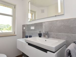 Bad 3 mit direktem Zugang vom Schlafimmer 2 - Bild 15: exklusive Reetdach Villa nur 500 Meter bis zum Strand für 6+2 Personen