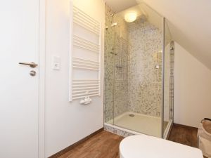 Bad 4 mit Dusche im DG - Bild 20: exklusive Reetdach Villa nur 500 Meter bis zum Strand für 6+2 Personen