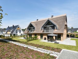 Gartenansicht Linke Seite ist Reetdach-Villa Ostssefrische - Bild 24: exklusive Reetdach Villa nur 500 Meter bis zum Strand für 6+2 Personen