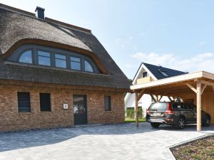 Rechte Seite der Reetadch-Villa Ostseefrisch mit Carport und Parkplatz - Bild 23: exklusive Reetdach Villa nur 500 Meter bis zum Strand für 6+2 Personen