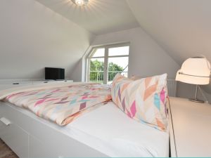 Schlafzimmer 3 mit Fernseher im DG - Bild 18: exklusive Reetdach Villa nur 500 Meter bis zum Strand für 6+2 Personen