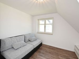 Schlafzimmer 4 mit Boxspringcouch als Aufbettung im OG für 2 Personen - Bild 16: exklusive Reetdach Villa nur 500 Meter bis zum Strand für 6+2 Personen
