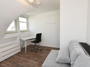 Schlafzimmer 4 mit Boxspringcouch als Aufbettung im OGfür 2 Personen - Bild 17: exklusive Reetdach Villa nur 500 Meter bis zum Strand für 6+2 Personen