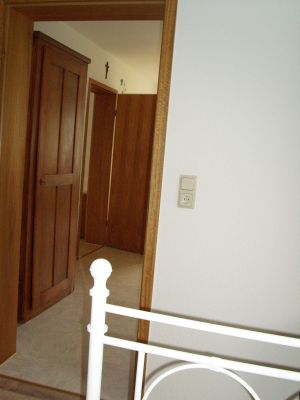 Blick vom Schl.Zi in den Flur zur Küche.
Zu sehen ist ein liebevoll restaurierter alter Kleiderschrank. - Bild 24: Urlaub an der Mosel mit Hund