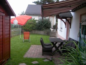 Der Freisitz hat nun auch ein Markise und so können unsere Gäste auch bei Regen die frische Luft genießen - Bild 22: Urlaub an der Mosel mit Hund