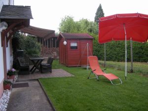 Der eingezäunte Freisitz bietet auch für die Vierbeiner ausrechend Platz zum Spielen und Relaxen - Bild 21: Urlaub an der Mosel mit Hund