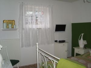 Auch im Schlafzimmer wird immer wieder erneuert.Ein weißer Falchbild TV rundet das Bild ab. - Bild 25: Urlaub an der Mosel mit Hund