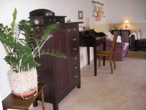 Wohnzimmer mit Schreibtisch - Bild 16: Urlaub an der Mosel mit Hund