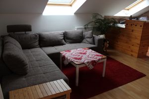 Sofaecke mit Tisch, rechts sieht man ein Stück von der Küche. - Bild 8: Ferienwohnung Haus Maria Hochschwarzwald