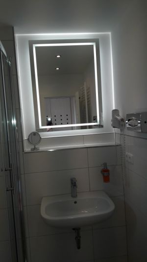 Badezimmer mit Fön, Kosmetiktuchspender, Kosmetikspiegel, Handtuchheizkörper - Bild 9: Insel Rügen; Apartment Sommerfeld (Typ A); W-LAN; 400 m vom Strand