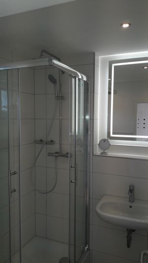 Badezimmer mit Duschkabine und Regendusche - Bild 8: Insel Rügen; Apartment Sommerfeld (Typ A); W-LAN; 400 m vom Strand