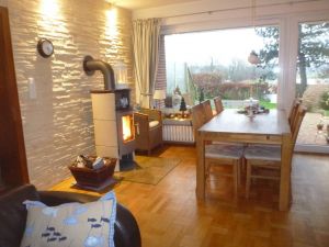 Der dänische Ofen sorgt für wohlige Wärme und Gemütlichkeit, ob zum Frühstück oder gemeinsamen Spieleabend. - Bild 4: ideale Lage am Naturschutzgebiet für Mensch und Hund,'Ferienhaus zur Birk'