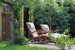 Nach einem langen Spaziergang laden zwei Liegestühle zum Entspannen ein. - Bild 15: ideale Lage am Naturschutzgebiet für Mensch und Hund,'Ferienhaus zur Birk'