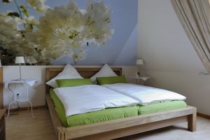 Im ersten Stock liegend, eigener Fernseher, Korbstühle und Lapptoptisch, mal für sich sein können. - Bild 11: ideale Lage am Naturschutzgebiet für Mensch und Hund,'Ferienhaus zur Birk'