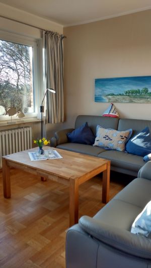 Zwei gemütliche Ledersofas bieten einen schönen Blick durchs Panoramafenster auf den eigenen Garten und umliegende Felder. Individuelle Lichtquellen können nach Anlass und Stimmung ausgewählt werden.Ein großer Flachbildfernseher ermöglicht den Blick in die weite Welt. - Bild 3: ideale Lage am Naturschutzgebiet für Mensch und Hund,'Ferienhaus zur Birk'