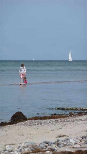 der Strand fällt flach ab, so ist er auch für kleinere Kinder eine Attraktion - Bild 9: BACKBORD-HAUS strandnaher Hundeurlaub im ruhig gelegenen Ferienhaus