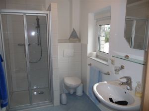 das Duschbad, neu gestaltet, und renoviert - Bild 10: BACKBORD-HAUS strandnaher Hundeurlaub im ruhig gelegenen Ferienhaus