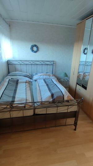 klein, aber für 2 Personen und Babybett ausreichend - Bild 6: BACKBORD-HAUS strandnaher Hundeurlaub im ruhig gelegenen Ferienhaus