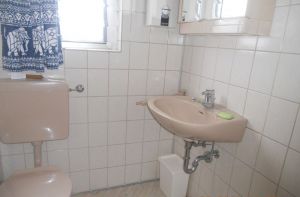 Bad mit Waschbecken,WC - Bild 7: Ferienwohnung "Am Hemberg" (Region Diemelsee)