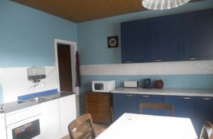 Volleingerichtete Küche mit 
Eßtisch - Bild 5: Ferienwohnung "Am Hemberg" (Region Diemelsee)