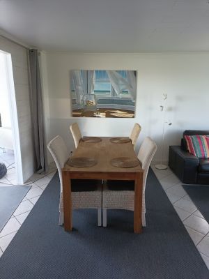 Der Esstisch im Wohnzimmer. Übrigens .... auch von dort aus schauen Sie im Sitzen auf das Meer. - Bild 8: Top-Haus, Ostsee, Lübecker Bucht, Meerblick Hunde