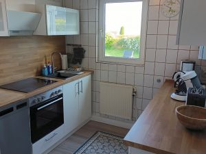 Die Küche ich ausgestattet mit Kühlschrank, kleinem Gefrierschrank, Geschirrspüler, Kaffeemaschine, Wasserkocher, Toaster, Mikrowelle, Waschmaschine .... und was man halt so alles in der Küche braucht. - Bild 11: Top-Haus, Ostsee, Lübecker Bucht, Meerblick Hunde