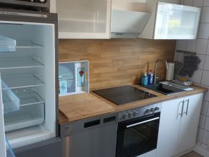 Die Küche ich ausgestattet mit Kühlschrank, kleinem Gefrierschrank, Geschirrspüler, Kaffeemaschine, Wasserkocher, Toaster, Mikrowelle, Waschmaschine .... und was man halt so alles in der Küche braucht. - Bild 10: Top-Haus, Ostsee, Lübecker Bucht, Meerblick Hunde