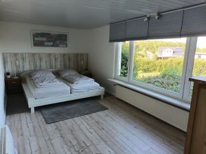 Hier das größte der 3 Schlafzimmer mit 180 cm Meter breitem Bett. Zwei weitere Schlafzimmer mit 140 cm breiten Betten. - Bild 9: Top-Haus, Ostsee, Lübecker Bucht, Meerblick Hunde