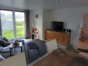 Wohnzimmer mit Ledercouch - Bild 2: Top-Haus, Ostsee, Lübecker Bucht, Meerblick Hunde