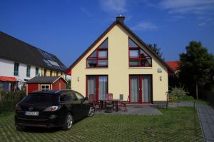 Stellplatz für 2 PKW vor dem Haus - Bild 1: Kinder- u. hundefeundliches Ferienhaus in Binz, hell u. modern, mit Garten