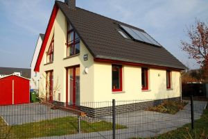 das Grundstück ist komplett eingezäunt - Bild 3: Kinder- u. hundefeundliches Ferienhaus in Binz, hell u. modern, mit Garten
