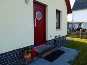 Eingangstür - Bild 2: Kinder- u. hundefeundliches Ferienhaus in Binz, hell u. modern, mit Garten