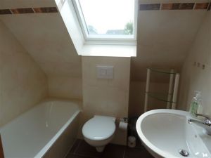 das Bad im Dachgeschoss verfügt über eine Badewanne - Bild 13: Kinder- u. hundefeundliches Ferienhaus in Binz, hell u. modern, mit Garten
