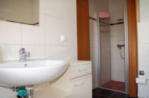 das Bad im Erdgeschoss verfügt über eine Badewanne und eine Dusche - Bild 12: Kinder- u. hundefeundliches Ferienhaus in Binz, hell u. modern, mit Garten